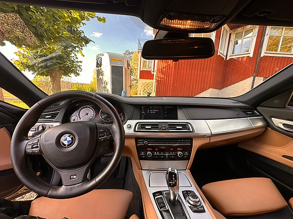 BMW 750i 4 of 5
