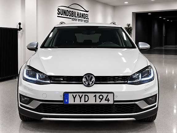 Volkswagen Golf Alltrack 2 of 15
