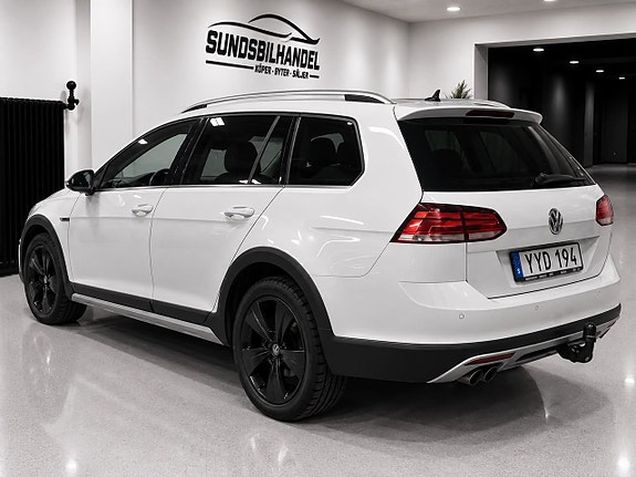 Volkswagen Golf Alltrack 3 of 15