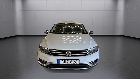 Volkswagen Passat Alltrack 2 of 5