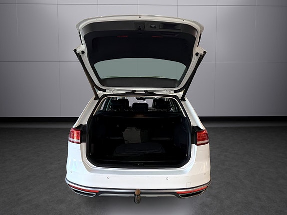 Volkswagen Passat Alltrack 12 of 13