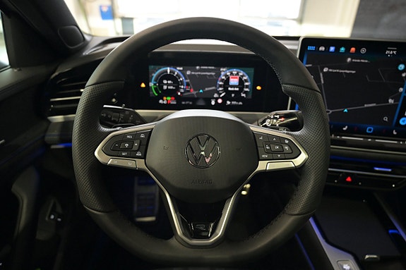 Volkswagen Passat 12 of 30