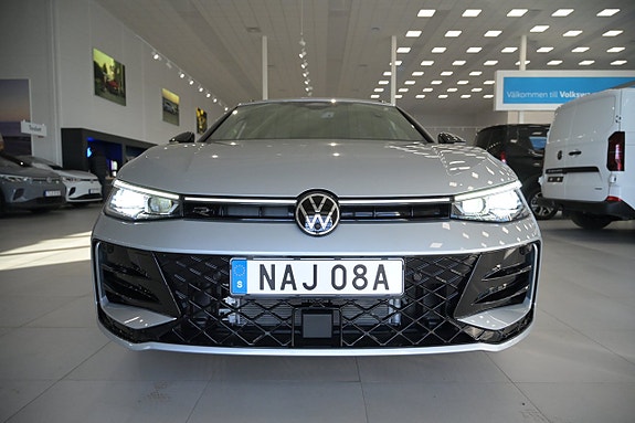 Volkswagen Passat 2 of 5