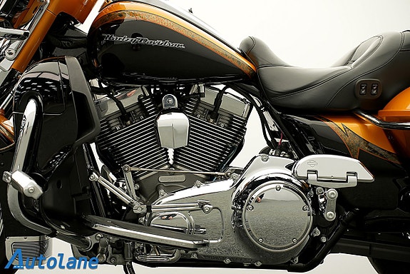 Harley-Davidson FLHTKSE CVO Ultra Limited 14 of 30