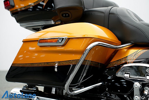 Harley-Davidson FLHTKSE CVO Ultra Limited 24 of 30