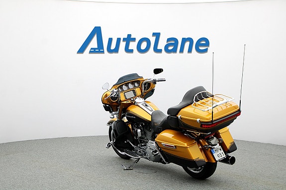 Harley-Davidson FLHTKSE CVO Ultra Limited 3 of 30
