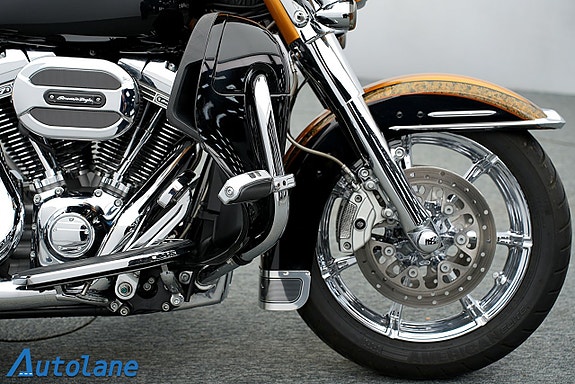 Harley-Davidson FLHTKSE CVO Ultra Limited 12 of 30