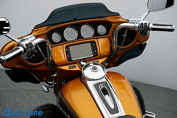 Harley-Davidson FLHTKSE CVO Ultra Limited 19 of 30