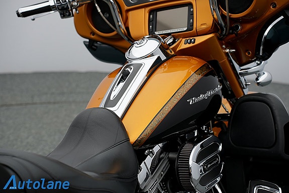 Harley-Davidson FLHTKSE CVO Ultra Limited 27 of 30