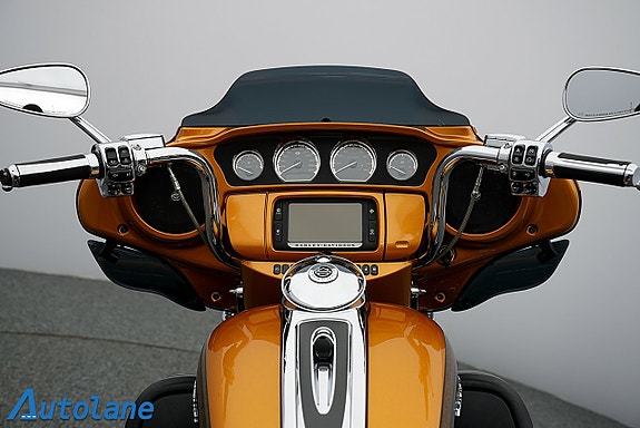 Harley-Davidson FLHTKSE CVO Ultra Limited 22 of 30