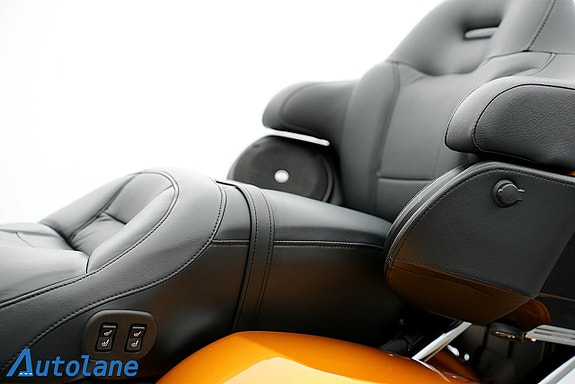 Harley-Davidson FLHTKSE CVO Ultra Limited 26 of 30
