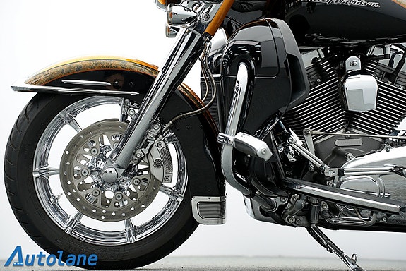 Harley-Davidson FLHTKSE CVO Ultra Limited 13 of 30