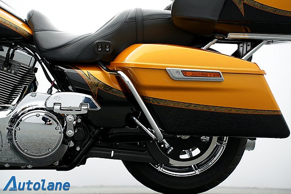 Harley-Davidson FLHTKSE CVO Ultra Limited 15 of 30