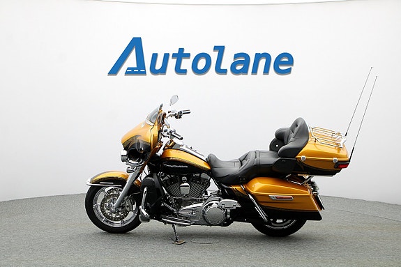 Harley-Davidson FLHTKSE CVO Ultra Limited 9 of 30