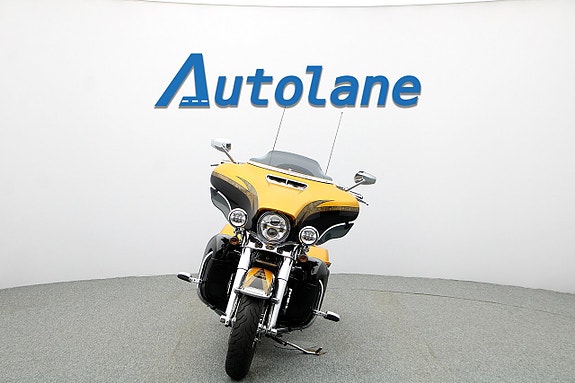 Harley-Davidson FLHTKSE CVO Ultra Limited 7 of 30