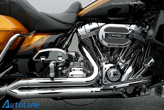 Harley-Davidson FLHTKSE CVO Ultra Limited 11 of 30