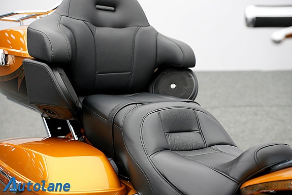 Harley-Davidson FLHTKSE CVO Ultra Limited 16 of 30