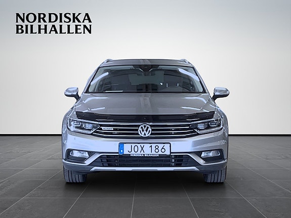 Volkswagen Passat Alltrack 2 of 5