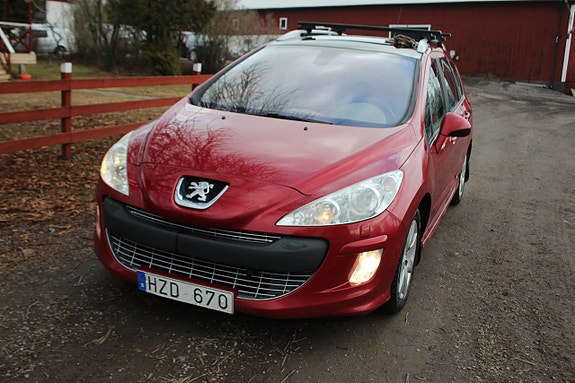 Peugeot 308 SW 2 of 5