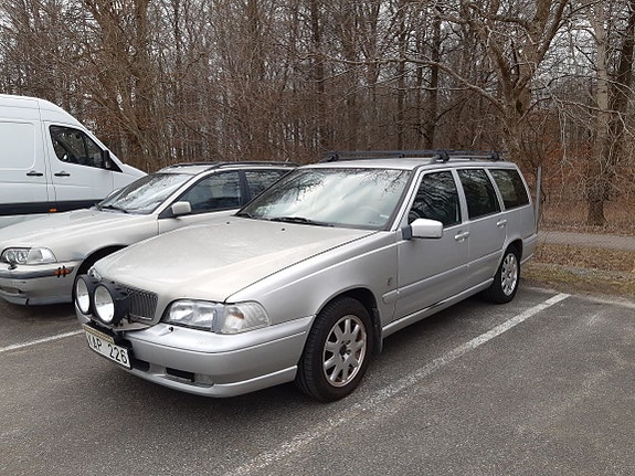 Volvo V70 2 of 7