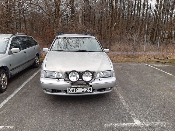 Volvo V70 3 of 7