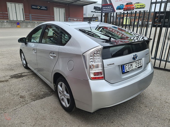 Toyota Prius 4 of 5