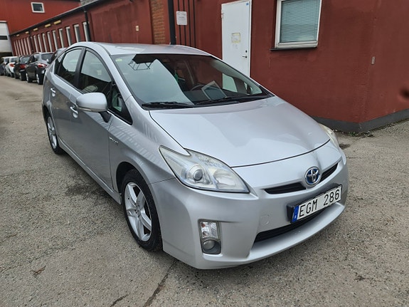 Toyota Prius 2 of 5