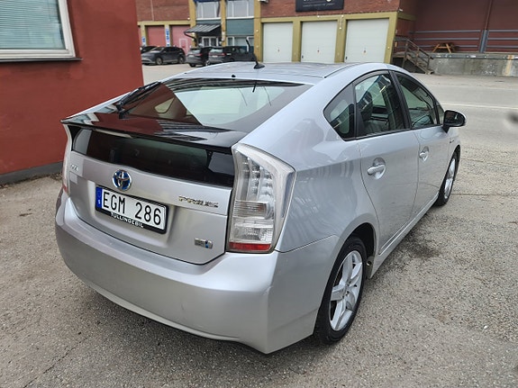 Toyota Prius 3 of 5