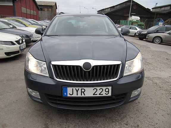 Skoda Octavia 2 of 5
