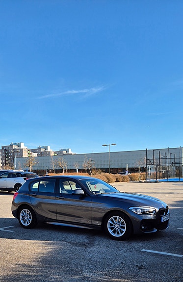 BMW 118i 3 of 5