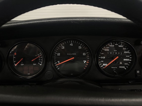 Porsche 911 Carrera 4 16 of 27