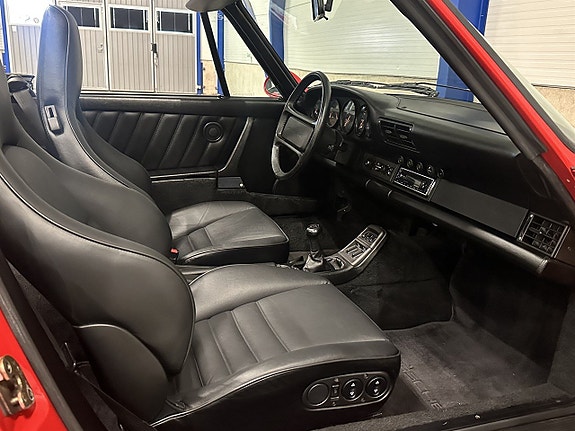 Porsche 911 Carrera 4 20 of 27