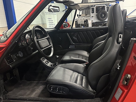 Porsche 911 Carrera 4 13 of 27