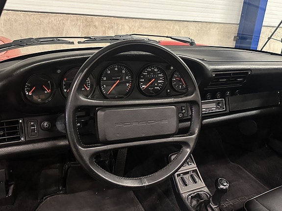 Porsche 911 Carrera 4 14 of 27