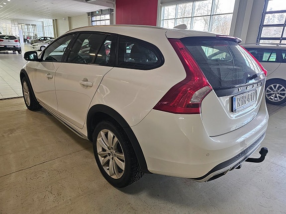 Volvo V60 Cross Country 4 of 5