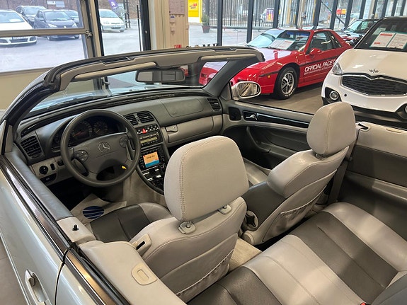 Mercedes-Benz CLK320 17 of 18