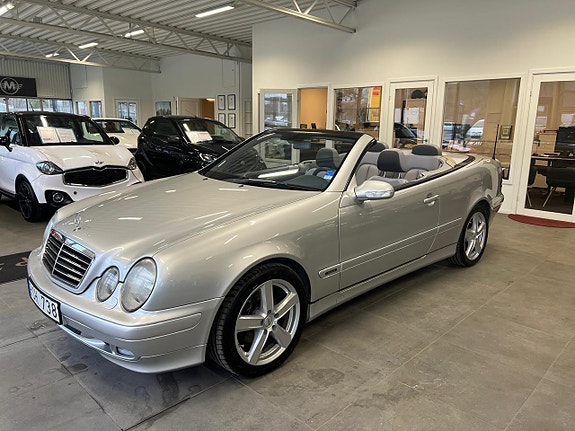 Mercedes-Benz CLK320 3 of 5