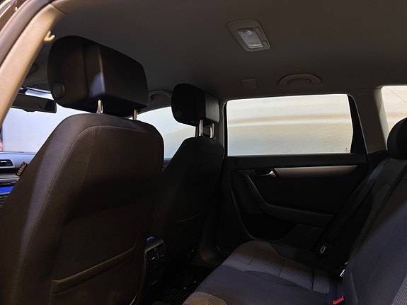 Volkswagen Passat 10 of 15