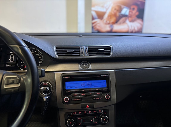 Volkswagen Passat 12 of 15