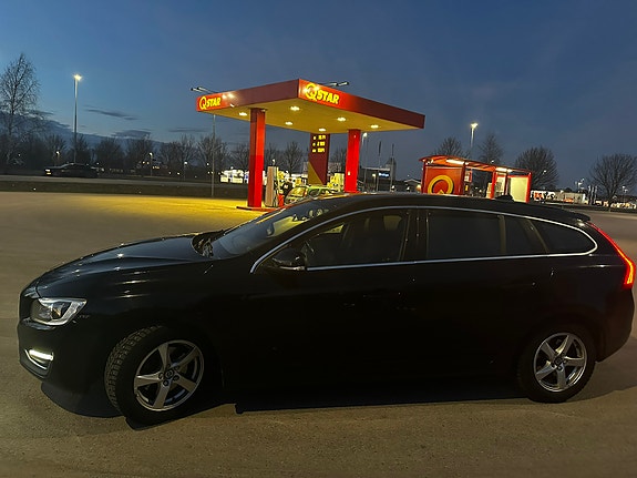 Volvo V60 2 of 9
