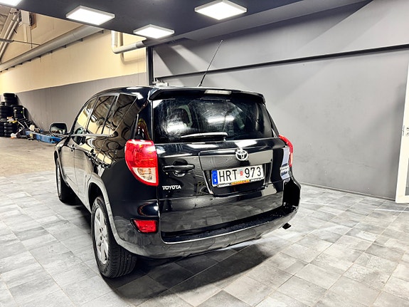 Toyota RAV4 4 of 10