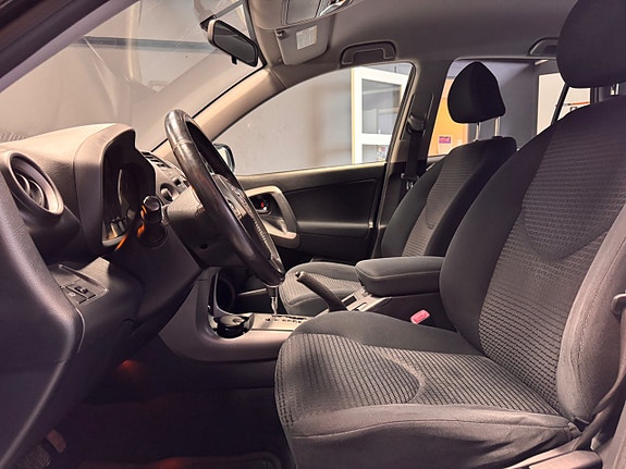 Toyota RAV4 6 of 10