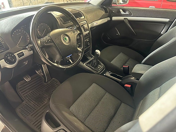 Skoda Octavia Scout 6 of 13