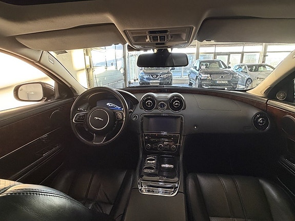 Jaguar XJ 9 of 19