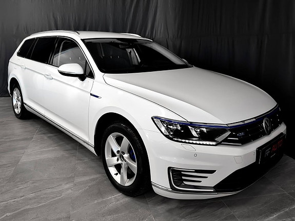 Volkswagen Passat 2 of 5