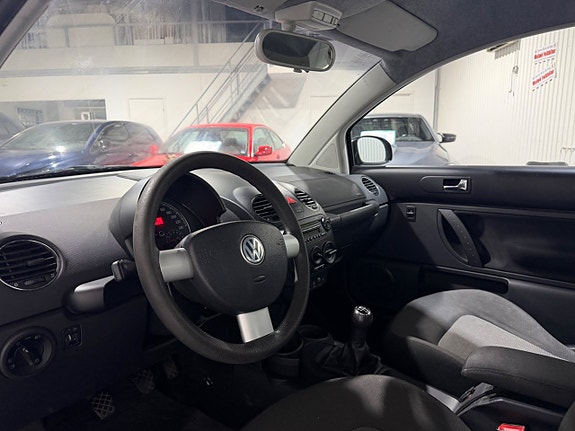 Volkswagen New Beetle 12 of 14