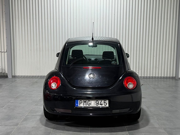 Volkswagen New Beetle 8 of 14