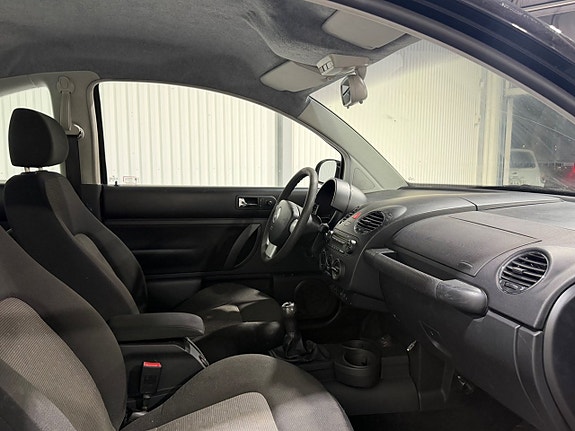 Volkswagen New Beetle 9 of 14