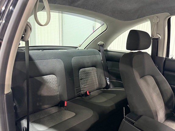 Volkswagen New Beetle 11 of 14
