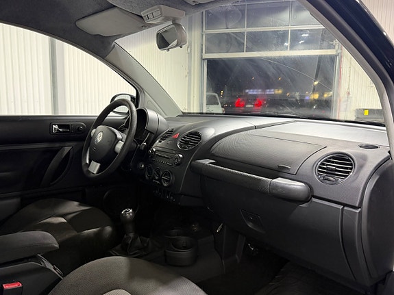 Volkswagen New Beetle 10 of 14